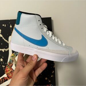 NIKE BLAZER MID '77 (GS) size 5.5 Y